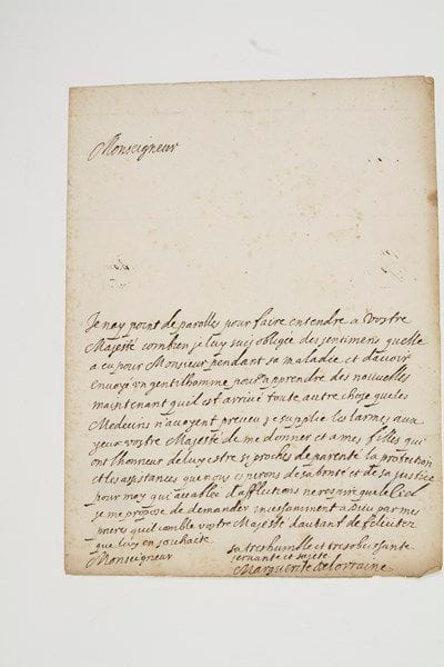 MARGUERITE DE LORRAINE, duchesse d'ORLÉANS (1615-1672) fille du duc François II de Lorraine, elle fut la seconde épouse (1632) de Gaston d'Orléans, Monsieur, frère de Louis XIII.Lettre autographe signée «Marguerite de Lorraine», [février 1660], à Louis XIV; 1 page in-4, adresse «Au Roy Monseigneur», cachets de cire noire (brisés).Belle lettre à Louis XIV après la mort de son mari Gaston d'Orléans (à Blois le 2 février 1660).«Je nay point de parolles pour faire entendre à Vostre Majesté combien je luy suis obligée des sentimens quelle a eu pour Monsieur pendant sa maladie et davoir envoyé un gentilhomme pour en apprendre des nouvelles. Maintenant quil est arrivé toute autre chose que les Medecins n'avoyent preveu je supplie les larmes aux yeux vostre Majesté de me donner et a mes filles qui ont lhonneur de luy estre si proches de parenté la protection et les assistances que nous esperons de sa bonté et de sa justice. Pour moy qui accablée d'afflictions ne respire que le Ciel je me propose de demander incessamment a Dieu par mes prieres quil comble vostre Majesté dautant de felicitez que luy en souhaite sa tres humble et tres obeissante servante et sujete»...