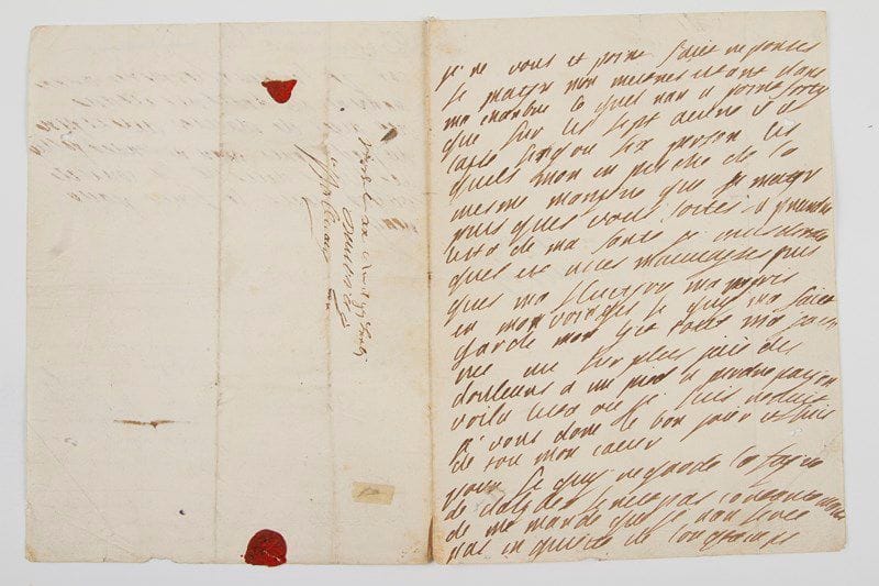 Marie-Marguerite Dreux d'Aubray, marquise de BRINVILLIERS (1630-1676) la fameuse empoisonneuse de l'Affaire des Poisons, elle fut décapitée et brûlée.Lettre autographe, signée postérieurement «Daubray» deux fois, [à son amant et complice Godin de Sainte-Croix]; 1 page et demie in-4 d'un bifolium, suivie d'une recette de poison de la main de Godin de Sainte-Croix, cachet de cire rouge brisé (transcription jointe).Très rare lettre à son amant et complice, pièce à conviction de l'Affaire des Poisons.[Ce curieux document faisait partie des 34 lettres enfermées dans la cassette trouvée par la police chez Godin de Sainte-Croix après sa mort (31 juillet 1672). Afin de faire chanter la marquise et de lui soutirer de l'argent, ce dernier avait enfermé des preuves de la culpabilité de sa maîtresse dans une cassette à n'ouvrir qu'à sa mort. La Brinvilliers s'enfuit à l'étranger en apprenant la découverte de ces documents; condamnée par contumace en 1673, elle fut ramenée en France en 1676 et jugée.]«Je ne vous et point faict reponses se matyn mon mestres estant dans ma chambre, le quel nan es point sorty que sur les sept oeure il a laysé sinq ou six person les quels mon empesché de la mesme manyere que se matyn. Puisques vous soités aprandre lesta de ma santé je vous dirais quel est asses mauvayses puisques ma fluctyon ma repris en mon voiages se quy ma faict gardé mon lyct tout ma journee. Au surplus j'aie des douleurs a un pied a perdre pacyon. Voila lesta ou je suis reduit»... Quant à l'affaire de Dolyder (?), «se nest pas contantemant de me mandé que je nan seree pas inquietee de longtamps car je la veux termyner dunne manyere ou dautres estans bien aises de mauter cette espyne du pied donés man responses posityves sy vous aves de la considerasyon vous le ferés pour moy». À la suite, son amant et complice Godin de Sainte-Croix a écrit cette recette: «Prenés la moitié dun demy cestier deau de vie et une poignee environ une once de grene de stramonium album, la bien battre e