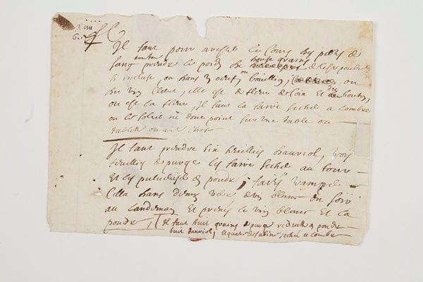 Marie-Marguerite Dreux d'Aubray, marquise de BRINVILLIERS (1630-1676) la fameuse empoisonneuse de l'Affaire des Poisons, elle fut décapitée et brûlée.Pièce signée «Daubray» au dos d'une recette écrite de la main de son amant et complice Godin de Sainte-Croix; 1 page et quart oblong in-8. Rarissime document de l'Affaire des Poisons.«Il faut pour arester le cours du pouls du sang dautan prendre le poids de douze grains de ceste poudre si incluse, ou dans 3 oeufs, ou bouillion, ou du vin cleret, elle est de fleur de coin et du bouton, ou est la fleur. Il faut la faire secher a lombre ou le soleil ne done point sur une table ou tablette ou autre chose. - Il faut prendre six feuilles dauriol, trois feuillies de purge les faire secher au four et les pulveriser en poudre; faire tramper cella dans demy verre de vin blanc du soir au landemain et prenés le vin blanc et la poudre. Il faut huit grains de purge reduitte en poudre, huit dauriol, et quatre de sabine séchée a lombre».Ce document a été visé et signé le 20 avril 1676, quelques jours avant son procès, par la Brinvilliers («Daubray») et par le conseiller Denis Palluau, instructeur de l'affaire.Anciennes collections Prosper de Lajarriette (15 novembre-7 décembre 1860, n° 481), puis Augustin-Pierre Dubrunfaut (V, 30 juin 1884, n° 28).Librairie Les Autographes, 2010.