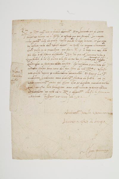 Lucrezia BORGIA (1480-1519) fille naturelle du cardinal Rodrigo Borgia et futur pape Alexandre VI, elle épousa successivement Giovanni Sforza, Alphonse d'Aragon, puis (1502) Alphonse Ier d'Este, futur duc de Ferrare (1476-1534); d'une très grande beauté, elle fut la protectrice des lettres et des arts. Lettre signée «Lucrezia Esten[se] de Borgia» avec compliment autographe, Fulginie [Foligno] 14 janvier 1502, à son beau-frère le cardinal Hippolyte d'Este; contresignée par son secrétaire Christoforo Piccinino; 1 page in-fol., adresse au verso avec sceau aux armes sous papier; en italien.Très rare et intéressante lettre, une semaine après son départ de Rome pour rejoindre son futur époux (le troisième et dernier) Alphonse d'Este, à Ferrare, où les noces auront lieu le 12 février 1502. De passage par Foligno en quittant les États du Vatican, sur la route de Ferrare, Lucrèce remercie son «frère» de sa très gentille lettre. Elle lui baise les mains et le remercie de ses avis, le priant de persévérer d'être dans toutes ses choses, et beaucoup plus qu'elle ne saurait désirer. Elle souhaite par-dessus tout entendre de bonnes nouvelles de Sa Révérentissime Seigneurie, à laquelle toutes ses femmes se recommandent très dévotement, et principalement «Madamma Hadriana», sa très dévouée servante. Elle lui rend des grâces infinies du collier qu'Elle a daigné lui envoyer et qui est d'une très grande beauté, et qui est arrivé en temps très opportun et nécessaire... En bas de la lettre, elle ajoute de sa main et signe: «obedien[tissi]ma sorella e servitrice Lucrezia Esten[se] de Borgia».Ancienne collection Jean Davray (6 décembre 1961, n° 8).