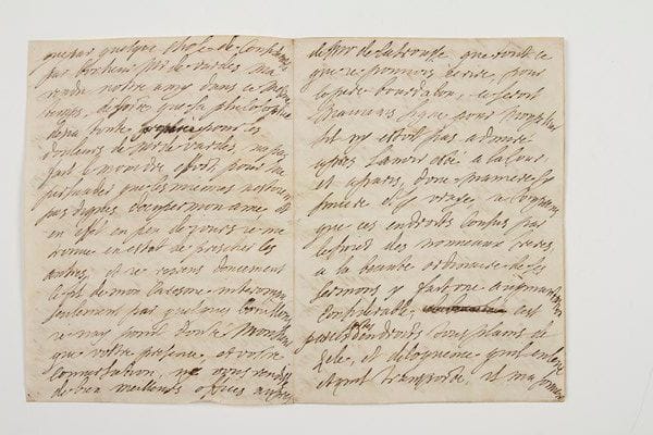 Marie de Rabutin-Chantal, marquise de SÉVIGNÉ (1626-1696) la grande épistolière.Lettre autographe, Paris 3 avril [1686, au Président de Moulceau]; 11 pages in-4.Très belle et longue lettre de onze pages à son ami le Président de Moulceau, président de la Chambre des Comptes de Montpellier. La marquise y parle du marquis de Vardes, le confident des amours de Louise de La Vallière, de son ami Corbinelli, du père Bourdaloue, qui était allé prêcher à Montpellier à la demande de Madame de Maintenon pour ramener les protestants égarés, et pour lequel elle dit toute son admiration; elle fait aussi une véritable gazette des nouvelles du jour: nominations d'évêques et de magistrats, brillant carrousel à Versailles, mariages...«Il y a dix jours Monsieur que ma belle et triomphante santé est attaquée, un peu de colique composée de bille, de nefretique, de miseres humaines, enfin des attaques, quoy que legeres, qui font penser que lon est mortelle, cest ce qui ma ocupée asses serieusement, pour me faire une violente distraction, et mempescher de songer à vous repondre. Cest tout ce que je puis dire pour vous donner une grande opinion de cette incomodité, car la pensée de vous repondre estoit asses forte pour ne pouvoir estre surmontée que par quelque chose de considerable. Par bonheur Mr de Vardes ma rendu nostre amy [Corbinelli] dans ce mesme temps, desorte que sa philosophie desja toute preparée pour les douleurs de Mr de Vardes, na pas fait le moindre effort, pour me persuader que les miennes nestoient pas dignes docuper mon ame, et en effet en peu de jours je me trouve en estat de prescher les autres, et je reprens doucement le fil de mon Caresme interompu seulement par quelques bouillons. Je nay point douté Monsieur que vostre presence, et vostre conversation, ne vous rendisse de bien meilleurs offices aupres de Mr de la Trousse [commandant les troupes en Languedoc] que tout ce que je pouvois écrire. Pour le pere Bourdalou, ce seroit mauvais signe pour Monpellier sil ny es