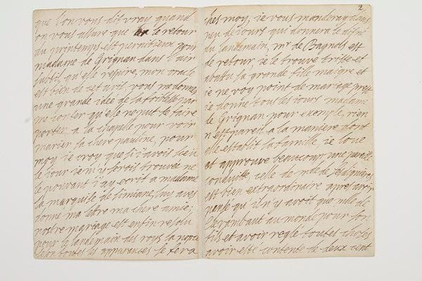 Marie-Angélique du Gué de Bagnols, marquise de COULANGES (1641-1723) épistolière, épouse de Philippe-Emmanuel de Coulanges (1631-1716), cousin de la marquise de Sévigné.Lettre autographe, 23 décembre [1695], à la marquise de Sévigné à Grignan; 6 pages et quart in-8, adresse avec cachet de cire rouge aux armes (brisé).Belle et rare lettre à la marquise de Sévigné. Elle craint de ne pas revoir son amie [Mme de Sévigné mourra en effet à Grignan le 17 avril 1696], puis elle évoque la maladie de la comtesse de Grignan, le mariage de Pauline de Grignan, petite-fille de la marquise, avec Louis de Simiane (29 novembre 1695), un mariage dans sa propre famille (Gabrielle du Gué de Bagnols avec Léonor de Montchevreuil, marquis de Mornay), et divers événements du temps.«La jollie chose de datter une lettre de Marseille, la jollie chose de se porter asses bien pour faire des voyages, la jollie chose d'estre toujours aimable comme vous l'estes, mais la villaine chose de me tromper car mon amie vous me trompes, vous ne reviendres point, je le scay par des personnes bien instruittes, vous aimes à abuser de ma simplicité mais je ne suis pas si simple pour les choses qui me tiennent autant au coeur, cepandent il est certain que l'on vous dit vray quand on vous assure que le retour du printemps est pernitieux pour madame de Grignan dans l'air subtil qu'elle respire, mon oracle [Helvetius] est bien de cet avis, vous me donnes une grande idée de sa foiblesse par me conter qu'elle ne put se faire porter à la chapelle pour voir marier sa chère Pauline, pour moy je croy que si j'avois sceu le jour je m'y serois trouvée ne le pouvant j'ay ecrit à madame la marquise de Simiane, lui aves vous donné ma lettre ma chère amie; nostre mariage est enfin resolu pour le landemain des roys la nopce selon toutes les apparances se fera ches moy, je vous manderay dans peu de jours qui donnera le disné du landemain, Mr de Bagnols [beau-frère de Mme de Coulanges] est de retour, je le trouve triste et abatt