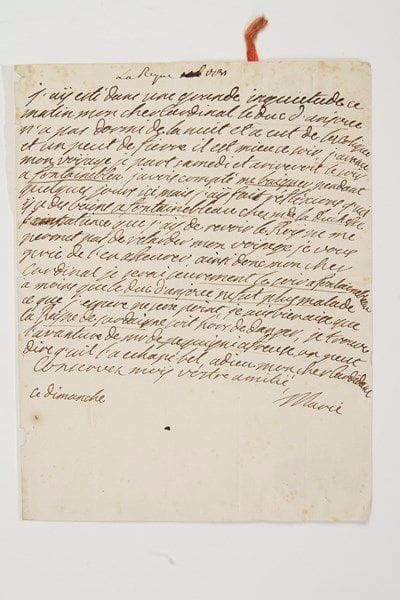 MARIE LESZCZYNSKA (1703-1768)
Reine de France; fille de Stanislas Leszczynski et Catherine Opalinska, épouse (1725) de Louis XV.Lettre autographe signée «Marie», ce dimanche [juin? 1731], au cardinal de Fleury; 1 page in-4, adresse avec cachets de cire rouge à ses armes sur lacs de soie rouge.Sur la santé de son deuxième fils, Philippe duc d'Anjou (né le 30 août 1730, mort le 7 avril 1733).«J'aÿ esté dans une grande inquietude ce matin mon cher Cardinal. Le duc d'Anjoue n'a pas dormi de la nuit et a eut de la colique et un peut de fievre. Il est mieu ce soir, j'avance mon voÿage je part samedi et ariveroit le soir à Fontainebleau, javois compté me baigner pendant quelques jours ici, mais j'aÿ fait réflexions q'uil ÿ a des bains à Fontainebleau chez Mde la Duchesse. L'impatience que j'aÿ de revoir le Roÿ ne me permet pas de retarder mon voÿage je vous prie de l'en asseurer. Ainsi donc mon cher Cardinal je serai seurement le soir a Fontainebleau a moins que le duc d'Anjoue ne fut plus malade ce que j'espere ne sera point. Je suis bien aise que la Reÿne de Sardaigne soit hors de danger. Je trouve l'avanture de Mr de Pequigni afreuse, on peut dire q'uil l'a echapé bel»...