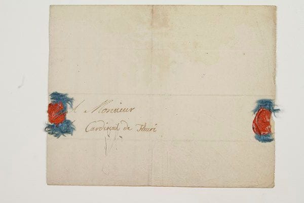 henriette-ANNE de France (1727-1752)
«Madame Henriette», seconde fille de Louis XV, soeur jumelle de la future duchesse de Parme; fille préférée du Roi, excellente musicienne, elle mourut de la petite vérole à 24 ans. 2 lettres autographes signées «Henriette Anne», la première à la suite d'une lettre autographe signée de la duchesse de Ventadour, [Madrid?] 9 et 14 octobre 1739, au cardinal de Fleury; 1 page et demie in-4, et 1 page in-4 (légère mouillure) avec adresse et sceaux de cire rouge aux armes sur lacs de soie bleue.Mariage de sa soeur aînée et jumelle, Louise-Élisabeth, «Madame», qui va épouser en Espagne, le 27 octobre, l'Infant Philippe, futur duc de Parme.9 octobre 1739. Charlotte de La Mothe-Houdancourt, duchesse de VENTADOUR (1654-1744, gouvernante des Enfants de France) écrit la première page: «Nos dames, ce portent, à merveilles, et en verité Madame, n'a pas besoing, de gouvernente. Elle est dune sagesse et d'une douceur charmente avec beaucoup desprit elle engraisse et embelit pour la royne de Maroc elle faict tousjours peur par sa grande vivacité. Celle la aura besoing, destre retenüe car elle est haute dificile à servir, cependant tres aimable. Voila Monsiegneur vous rendre un compte exat de nos princesses, mon temps va bientost finir cela ne sera pas assurement si tost que je le souhaitte, quoyque nostre petite cour ce passe issy noblement et doucement»... Au dos, Henriette prend la plume: «Ne croyez pas ce que Maman Doudou dit il n'i a pas un mot de vrai, mais pour mon amitié elle est bien veritable pour monsieur le Cardinal de Fleuri».14 octobre 1739. Elle le remercie «de ce que vous faite ma cour au roy, je vous prie de continuer, et lui parlé souvent du respectueux attachement que j'ai pour lui [...] La reine de Maroc me charge de vous dire quelle est plus vive que jamais, et quelle vous aime toujours beaucoup».