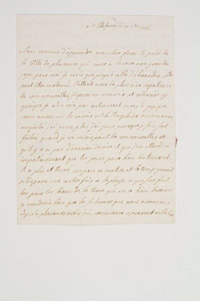LOUISE-ÉLISABETH DE FRANCE, duchesse de PARME (1727-1759) fille aînée de Louis XV, épouse (1739) de l'Infant d'Espagne Philippe de Bourbon, duc de Parme (1720-1765).Lettre autographe, San Ildefonso 20 septembre 1745, à son frère le Dauphin Louis; 1 page et demie petit in-4, adresse «Au Dauphin mon frere» avec cachet de cire rouge aux armes (brisé).Belle lettre à son frère le Dauphin, pendant la guerre de succession d'Autriche.«Nous venons d'apprendre mon cher frere la prise de la Ville de Plaisance, qui cause a la cour une grande joye, pour moi je crois que jusqu'à celle d'Alexandrie, elle peut être moderée. J'attend avec la plus vive impatience de vos nouvelles, [...] la joye que vous aurez eû de revoir Me la Dauphine vous en aura empêché j'ai peur, je dis j'ai peur parce que je suis fort fâchée quand je ne recois point de vos nouvelles»... Quant au temps, «il a plû et tonné un peu ce matin, et le temps paroit se disposer une autre fois a la pluye ce qui sera fort bon pour les biens de la terre qui en a bien besoin. Je voudrois bien que la secheresse que nous avons eus depuis plusieurs mois ici, commence a present en Italie». Elle a mal à la tête, mais «espère que cela se passera, la tristesse est bien prejudiciable a la santé, j'en fais l'experience presentement, [...] je tâche de me dissiper mais cela est bien dificile»...