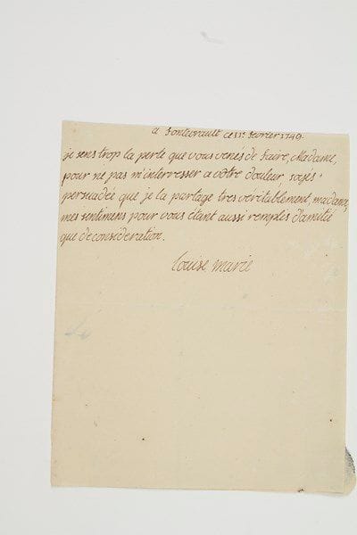 louise-marie de France (1737-1787)
«Madame Louise»; dernière fille de Louis XV, elle entra en religion en 1770 au Carmel de Saint-Denis, sous le nom de Thérèse de Saint-Augustin; déclarée Vénérable en 1873.Lettre autographe signée «Louise Marie», Fontevraud 11 février 1749, à Marie-Thérèse-Félicité d'Este, duchesse de Penthièvre; demi-page petit in-4, adresse «à ma cousine la duchesse de Pinthievre» avec cachet de cire noire aux armes.Lettre de jeunesse, lors de son éducation à l'abbaye de Fontevraud.«Je sens trop la perte que vous venés de faire, Madame, pour ne pas m'interresser à vôtre douleur, soyés persuadée que je la partage tres véritablement [...], mes sentimens pour vous étant aussi remplis d'amitié que de consideration»...