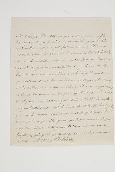 ADÉLAïDE DE FRANCE (1732-1800)
«Madame Adélaïde», quatrième fille de Louis XV; excellente musicienne; elle émigra sous la Révolution et mourut à Trieste.Lettre autographe signée «Marie Adelaïde», [1787?], au baron de Breteuil; 1 page in-4, adresse avec cachet de cire rouge aux armes (portrait gravé joint).En faveur de l'abbé de Ruallem, chef du Conseil et intendant général des Finances de Mesdames Adélaïde et Victoire [Louis XVI le nommera à l'abbaye de Saint-Faron (diocèse de Meaux) le 14 mai 1788].«Mr l'Evêque d'Autun [Mgr de Marbeuf, qui fut aussi ministre de la feuille des bénéfices] ne pouvant pas encore faire l'arrangement que je lui avois demandé pour l'abbé de Ruallem, et m'ayant fait entrevoir qu'il seroit encore longtems, je prie Mr le baron de Breteuil de vouloir bien obtenir du roi un traitement de 25 à 30000 ll de pension, en attendant que le roi veuille bien lui accorder une abbaye: celle dont il joüit presentement est bien au dessous de ce qu'on la croyoit, et il en tire moins que celle qu'il avoit auparavant a cause des procès et des frais qu'il exige. Il seroit cruel pour nous d'avoir fait tord à l'abbé de Ruallem en nous l'attachant»...