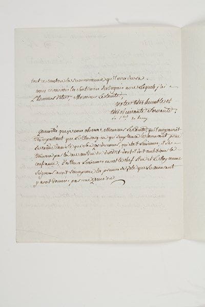 Jeanne Bécu, comtesse DU BARRY (1743-1793) la dernière favorite de Louis XV; elle mourut guillotinée. Lettre signée «La Ctesse Du Barry», Louveciennes 11 juin 1781, à un comte; 2 pages petit in-4 (portrait gravé joint).À propos du remplacement du chirurgien de Louveciennes.«Louveciennes est sur le point de faire une perte, Monsieur le Comte, que vous seul etes dans le cas de reparer; le chirurgien de la machine residant a Louveciennes touche à sa dernière heure; les services qu'il avoit rendus luy avoient merité la confiance de tout le canton». On fait des démarches pour faire nommer un remplaçant, mais elle s'adresse au comte, «bien persuadée que vous ne voulés que le bien et vous priant de designer vous même un sujet capable, a qui vous donneriés la machine»...