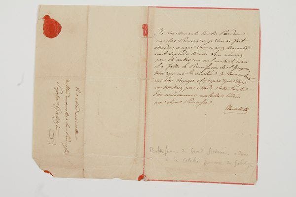 Elisabeth-Christine (1715-1797)
Reine de Prusse; fille du duc Ferdinand II de Brunswick-Wolfenbüttel, femme (1733) de Frédéric II de Prusse. Lettre autographe signée «Elisabeth», à la Princesse Sophie Galitzin; demi-page in-8 à bordure gaufrée, adresse avec cachet de cire rouge (petites fentes).Elle regrette de l'avoir fait attendre: «si ce que vous m'avez demandé avoit dependu de moi vous n'auriez pas été arettée un seul instant, mais il a fallu la permission de l'Imperatrice qui me l'a accordée. Je vous souhaite un bon voyage, et j'espere que vous ne trouverez pas Mad. votre tante bien serieusement malade»... Rare.Bulletin Labussière, Londres 1867.