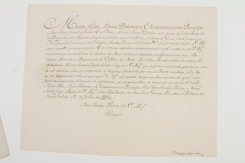 Maria Anna VICTORIA de BOURBON (1718-1781)
Reine de Portugal; Infante d'Espagne, fille de Philippe V et d'Isabella Farnese, elle fut fiancée à Louis XV, et épousa (1729) Joseph Ier de Portugal (1714-1777).Lettre signée «Raynha», [Lisbonne] Palais de Nossa Senhora 11 juin 1770, à Louis XV; contresignée par Dom Luis da Cunha; 1 page grand in-fol. oblong, adresse avec grand sceau aux armes sous papier; en portugais.Belle lettre où elle félicite Louis XV (son ancien fiancé) du mariage de son petit-fils le Dauphin [Louis XVI] avec l'Archiduchesse Marie-Antoinette (qui eut lieu le 16 mai), dont elle se réjouit. [Maria Anna Victoria et son mari le Roi Joseph étaient les parrain et marraine de Marie-Antoinette.]