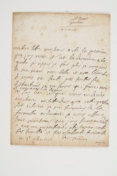 Claudine-Alexandrine Guérin de TENCIN (1681-1749) femme de lettres, célèbre par sa beauté, son esprit, son salon et ses galanteries, maîtresse du Régent, amie de Voltaire, et mère de D'Alembert.Lettre autographe signée «De Tencin», 3 septembre 1742, [à M. de Marville]; 1 page et quart in-4 (légères rousseurs).«Vostre lettre monsieur a été la premiere que j'ay receu et cet la derniere a laquelle je répons je fais plus je vous écris de ma main non belle et non blanche. Si vous ne senté pas toutes ses distinctions, je ne serois qu'i faire si vous aves de lesprit je say bien ce que vous en devés conclure en attendens que cette question soit éclercie je me servirois de la formule ordinaire. Je vous assure donc Monsieur que j'ay lhonneur dètre avec un respectueux attachement votre tres humble et tres obéissante servante»...Son neveu Charles-Augustin Ferriol, comte d'Argental (1700-1788) note en bas de page «tournés» et ajoute quatre lignes au verso: «Je ne scais si c'est fort bien de fourer mon nés dans les affaires que ma tante a avec vous, je ne puis pourtant m'empecher de profiter de cette ocasion de vous assurer de mon tendre et respectueux atachement».