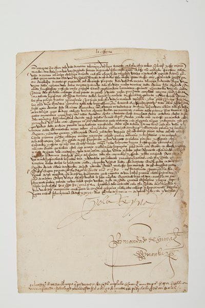ISABELLE DE PORTUGAL (1508-1539)
Reine d'Espagne; fille de Manuel Ier du Portugal, elle épousa Charles Quint en 1523, et fut la mère de Philippe II.Lettre signée «Yo la Reyna», Ocaña 16 janvier 1531, au Corregidor et aux édiles de Medina del Campo; 1 page in-fol. (mouillure sur le bord droit inférieur avec perte de quelques fins de ligne, habilement restaurée); en espagnol.La Reine se réfère d'abord à un acte officiel de 1529, à propos de terres de Medina del Campo qui avaient été jadis données par son mari Charles Quint; comme ensuite les autorités de Medina del Campo s'étaient plaintes, il avait été décidé que ces terres, à la mort de leur propriétaire, retourneraient à la ville de Medina del Campo. Mais, par la présente lettre, la Reine décrète que, pour les terres données aux serviteurs de la Reine, ces terres ne seront pas rendues à la ville et demeureront dans la famille de leur propriétaire après la mort de celui-ci; en contrepartie, la Reine octroie des concessions à la ville de Medina del Campo...Charavay, 1999.