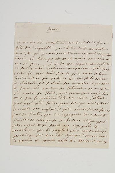 Julie de LESPINASSE (1732-1776) femme de coeur et d'esprit, épistolière, qui réunissait dans son salon philosophes et encyclopédistes.Lettre autographe, samedi [6 novembre 1762], à Turgot, Intendant de Limoges; 2 pages in-4, adresse avec cachet de cire rouge aux armes (brisé).Belle lettre sur les préliminaires de paix avec l'Angleterre, l'Espagne et le Portugal, la cession du Canada à l'Angleterre, et l'arrestation de Lally-Tolendal.Elle est désolée de lui avoir annoncé une mauvaise nouvelle, d'après une lettre que Mme de Mirepoix avait reçue de Mme de P. [Pompadour]: «Il semble que d'après cette autorité on doit prendre confiance aux nouvelles. Mais sans doute que vous savés deja la paix on ne la sut a Fontainebleau que mardi au soir que M. le comte de Choiseuil fut declaré duc de Pralin et que Me sa femme alla prendre son tabouret. On ne sait rien encore du traité, mais comme vous croyés bien on a pas la patience d'atendre d'etre instruit pour juger, voici tout ce qu'on dit que nous cedons le Canada aux Anglois et qu'on nomera des comissaires pour les limites, que les Espagnols leur cedent la Floride en echange de la Havane et que pour dedomagement on donne aux Espagnols la Guadeloupe que les Anglois nous rendent. Ne pourait on pas dire des Espagnols comme dans le moulin de Javelle, voila des bourgeois qui se sont bien divertis pour leur argent. A l'egard du roi de Prusse et de la reine de Hongrie il a été stipulé qu'ils feroient la paix s'ils pouvoient s'acorder».Puis elle annonce l'arrestation de Lally-Tolendal: «M. de Lally a été arreté il est a la Bastille. Son affaire a ce qu'on pretend a tres mauvaise mine. Celle de Mrs du Canada sera jugée incessament on ne leur promet rien moins que d'etre pendus».Elle annonce qu'on donne «une nouvelle piece qu'on nomme Irène, j'ai oublié le nom de lauteur [Boitel] il me semble quil est peu connu». Elle espère le retour prochain de Turgot, et ajoute: «Je ne sais si la paix fera une sensation bien vive dans les provinces ma