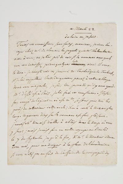 Julie de LESPINASSE (1732-1776) femme de coeur et d'esprit, épistolière, qui réunissait dans son salon philosophes et encyclopédistes.Lettre écrite sous sa dictée par d'Alembert, Mardi 22 [août 1769?] «du bain où je suis», au marquis de Condorcet à Ribemont par Saint-Quentin; 2 pages et demie in-4, adresse.Belle lettre à Condorcet, dictée dans son bain à d'Alembert.«Toutes vos commissions sont faites, Monsieur, je viens d'envoyer chez Mr de Clermont les paquets que Mr d'Alembert avoit à vous»... Elle compte voir bientôt l'archevêque de Toulouse [Étienne-Charles de Loménie de Brienne], et M. d'Ussé, qui est à Paris, très occupé par ses procès, auxquels elle fera ses compliments. Elle aurait aimé aller à Ablois en même temps que Condorcet, mais elle doit se rendre au Bouloi en septembre, et «Mr le directeur [d'Alembert] vient avec moi, pour me diriger à la place de l'academie. Si vous n'êtes pas au fait de l'affaire de la compagnie des Indes [dont le privilège venait d'être suspendu le 13 août], faites vous donner les memoires à Ablois. Il y en aura deux de l'abbé Morellet et un de Mr Neckre [Necker]; lisez aussi [...] dans L'Esprit de Marivaux à la page 97 la lettre d'un Pere à son fils ingrat. Lisez aussi la Fausse Délicatesse, comedie du nouveau théâtre anglois traduit par Madame Riccoboni». Elle évoque l'état de Mme de Brienne, à qui on a déclaré «qu'elle n'étoit plus grosse», ce qui l'afflige. Elle termine: «Adieu, Monsieur, il est très incommode de dicter à un homme aussi admirable que mon secretaire, qui fait d'aussi beaux memoires à l'académie, & qui est aussi maussade à la maison. Tout maussade qu'il est, il vous embrasse de tout son coeur & vous attend à la St Martin»... Elle demande encore des nouvelles de Mme de Saint-Chamans...Librairie de l'Abbaye, 1959.
