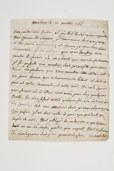 Marie-Françoise Marchand, dite Mademoiselle DUMESNIL (1713-1803) tragédienne, sociétaire de la Comédie-Française, rivale de la Clairon.Lettre autographe, Mannheim 14 avril 1765, à l'acteur Lekain «Comédien du Roy» à Paris; 3 pages in-4, adresse avec cachet de cire rouge (brisé).Charmante lettre à Lekain.Après des excuses pour son retard à lui répondre, elle recommande à son «cher Kinkin» un jeune homme «qui a beaucoup de talant, et dont le pere est notre camarade, et notre ami; Denesle espere qu'en faveur de ce titre, vous aurés pour luy quelques bontés, en luy fesant avoir quelquefois son entrée à la Comedie». Lochery ne sera à Paris que pour deux mois, car il est au service du Landgrave de Hesse-Cassel comme «premier denseur». Denesle est toujours malade... Elle remercie également Lekain pour un service rendu à son frère, malgré son mauvais comportement et la désagréable impression que sa conduite a laissée; il doit changer son caractère: «il est en etat de se soutenir seul sil veut travailler, mais il ne doit plus rien attendre que de lui-même».Elle félicite Lekain pour «tous vos honneurs, et vos succès multipliés, De Belloy, et les Comediens françois, sont actuellement les heros du jour. Je jouïs de tout mon coeur, et je partage de meme toute la gloire que vous en retiré». Elle prie Lekain de lui envoyer des détails [il s'agit du grand succès de la tragédie patriotique Le Siège de Calais de Buirette de Belloy], et «quel est le costume que vous avez suivy, et coment la piece a étés disposé chéz vous». Elle le charge de saluer leurs amis Bellecour et Molé...
