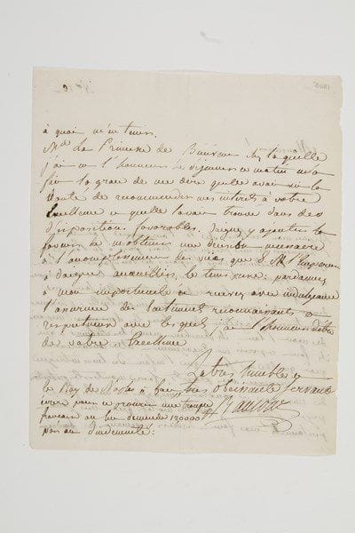 Françoise Saucerotte, dite Mademoiselle RAUCOURT (1756-1815) tragédienne, sociétaire de la Comédie-Française.Lettre autographe signée «Raucour», [1806, à Talleyrand, ministre des Affaires étrangères]; 2 pages in-4.Curieuse lettre à Talleyrand.Elle s'est présentée trois fois à la porte de Son Excellence dans l'espoir de lui faire sa cour et de savoir s'il avait bien voulu prendre une décision quant à l'affaire qui devient de jour en jour plus importante. «Plusieurs aventuriers s'agitent dans tous les sens pour s'emparer de mon plan. Ils cherchent même des acteurs à qui ils font esperer un engagement. Cette concurrence quoi quelle ne soit que l'infame de leurs intrigues peut traverser mes projets, faire monter les prétentions de ceux que je voudrais engager et me les faire payer plus cher: d'autres motifs qui me sont personnels me font desirer vivement de sçavoir à quoi m'en tenir. Mde la Princesse de Bénévent chez laquelle j'ai eu l'honneur de déjeuner ce matin m'a fait la grace de me dire quelle avait eu la bonté de recommander mes interets à votre Excellence et quelle lavait trouvé dans des dispositions favorables. Daignez y ajouter la faveur de m'obtenir une décision nécessaire à l'accomplissement des vües que S.M. l'Empereur a daigné accoeuillir, le tems presse»... Elle ajoute en post-scriptum: «Le Roy de Naples a fait écrire pour se procurer une troupe française on lui demande 120,000F par an d'indemnité».Librairie Les Autographes, 2005.