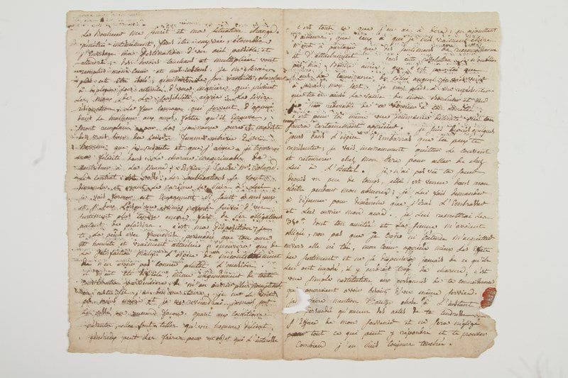 Manon Phlipon, Madame ROLAND (1754-1793) l'égérie des Girondins; femme (1780) de Jean-Marie Roland de la Platière (1734-1793), elle fut guillotinée.Lettre autographe, 27 janvier 1780, à Mlle Sophie Cannet, à Amiens; 3 pages et demie in-4, adresse avec cachet de cire rouge à son chiffre (brisé, petit trou par bris de cachet).Très belle lettre à son amie de jeunesse, annonçant son mariage avec Roland. [Manon Phlipon avait fait ses études avec les soeurs Cannet au couvent de la Congrégation; c'est par elles qu'elle fit la connaissance de Jean-Marie Roland de la Platière, inspecteur des manufactures de Picardie, de vingt ans son aîné; ils se marièrent le 4 février 1780.]«Eh bien! ma chère Sophie, sais-tu comme la scène du monde se change quelquefois avec rapidité? Pourras-tu soutenir encore ta foi en ma franchise contre les apparences? [...] Dois-je me flatter que le voile qui restera toujours sur le comment d'un événement innattendu, ne diminuera rien à la confiance, ou même à l'estime sentie que tu avois pour moi?» Elle espère qu'elle ne lui en voudra pas, et ne l'accusera pas de dissimulation... Elle est restée «fidelle aux loix de l'Amitié [...] La droiture de mon coeur ma soutenue uniquement dans les épreuves terribles et au milieu des chagrins les plus violens. J'ai, à peu près, épuisé les douleurs. Oppressée par elles et les dévorant en silence, j'étois enfin parvenue à ce terme de modération, et presque d'insensibilité ou l'on n'a plus rien à craindre parce qu'on ne se sent rien à perdre à quoi l'on tienne fortement: un nouvel horizon se découvre, le bonheur me sourit et ma situation change. Pénétrée intimement, sans être enyvrée, étourdie; j'envisage ma destination d'un oeil paisible et attendri; des devoirs touchans et multipliés vont remplir mon coeur et mes instans. Je ne serai plus cet être isolé, gémissant de son inutilité, cherchant à déployer son activité d'une manière qui prévint les maux de la sensibilité aigrie. La sévère résignation, le fier courage 