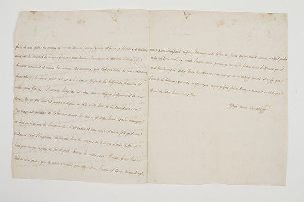 MARIE-CAROLINE-CHARLOTTE (1752-1814)
Reine de Naples et des Deux-Siciles; princesse d'Autriche, fille de l'Impératrice Marie-Thérèse, soeur de Marie-Antoinette, elle épousa en 1768 Ferdinand Ier, Roi de Naples et de Sicile (1751-1825), où elle exerça le pouvoir; mère de 18 enfants, dont l'Empereur François II et la Reine Marie-Amélie.Lettre autographe signée «Charlotte», [Naples juillet 1791, à la duchesse Yolande de Polignac]; 2 pages et demie in-4 (quelques légères déchirures marginales réparées).Importante lettre historique déplorant l'arrestation de Louis XVI et de sa soeur Marie-Antoinette à Varennes, et leur retour à Paris.«Ma chere Amie, notre consolation a été de bien courte durée, et le chagrin que nous ressentons ne s'efacera jamais depuis que je sais la fatale arestation l'exécrable entrée a Paris de ma chère et si malheureuse soeur. Je ne puis me remettre, j'ai d'abord pensé a vous et a la part que vous y prendrez; Grand Dieux comment ces malheurs arivent-ils! Comment apres avoir, durant une année entière, que trop parlé de cette évasion est-elle si mall concerté exécuté et sans une persone ferme et sure pour les faire passer coute que coute. Une blessure et j'ose dire la mort même étoit préférable à cet avilissant et douloureux retour. Je crois de sur que ma si malheureuse soeur n'y survivra point, surtout depuis qu'on lui a enlevé son précieux et cher enfant [Louis XVII], qui seul la soutenoit en vie; si je ne vous savois point aussy attachée a sa persone, je ne vous ecrirois point, car j'avoue j'abhore tout ce qui porte le nom françois, voyant que persone ne les a aidés, pourquoi nous at-on flatté de cette fable des prodiges de Mr de Bouillé? J'avoue j'enviois cet home je l'adorois et aurois desiré etre lui, durant les cinque jours, que cette illusion si cruellement detruite a duré. Je souhaite vivement et crains d'en recevoire des nouvelles. Quel état que celui de ma malheureuse soeur elle n'y survivra point et il est a lui desirer la fin de ses soufrances presentes et encore pires futu