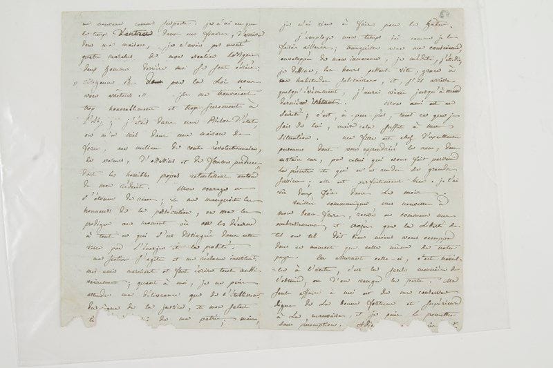 Manon Phlipon, Madame ROLAND (1754-1793) l'égérie des Girondins; femme (1780) de Jean-Marie Roland de la Platière (1734-1793), elle fut guillotinée.Lettre autographe signée de son paraphe, [prison de Sainte-Pélagie] 2 juillet [1793, probablement à Préveraud de Pombreton]; 3 pages et quart in-8 (le bas des pages un peu rongé avec perte de quelques mots; portrait lithographié joint).Importante lettre de prison, où Madame Roland raconte son arrestation, et la fuite de son mari. [Lors de la proscription des Girondins, alors que Roland a pu s'enfuir, Mme Roland a été arrêtée le 1er juin et emprisonnée à l'Abbaye. Relâchée le 24, elle est à nouveau arrêtée le jour même et incarcérée à Sainte-Pélagie, d'où elle écrit cette lettre. Préveraud de Pombreton, cousin de Roland de la Platière, sera exécuté à Lyon le 6 juillet 1794 pour avoir favorisé la révolte de cette ville.] La lettre semble inédite.«Vous m'invités à aller vous joindre; je ne serai pas embarassée de ce que je devrai faire de ma Liberté quand elle me sera rendue, mais lorsque je suis dans les fers, c'est à vous autres de marcher. Mon ami n'avoit pû quitter, un décret le lui deffendoit avant l'appurement de ses comptes; partir, contre la lettre et l'esprit de la Loi eût été indigne de son caractère, de sa conduite irréprochable; la calomnie s'en fût appuyée comme d'une preuve, et la malveillance l'auroit fait arrêter avec une justice apparente. Nous sentions bien qu'on éloignoit le rapport de ses comptes pour le tenir enchainé; mais la fuite eût nui à sa gloire sans servir à sa sûreté. Il ne s'est soustrait qu'à la dernière extrémité et après la première tentative faite pour l'arrêter. Vous savéz, peutêtre, le rafinement de cruauté avec lequel on a ordonné ma mise en liberté, fondée sur ce qu'il n'y avoit rien contre moi, p[our] m'arrêter de nouveau comme suspecte. Je n'ai eu que le temps d'entrer dans un fiacre, d'arriver dans ma maison, je n'avois pas monté quatre marches de mon escalier lorsque deux hommes de