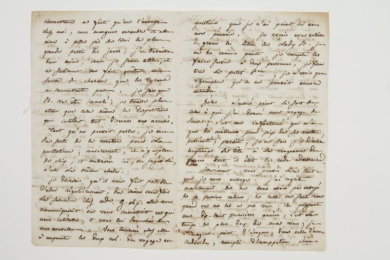Manon Phlipon, Madame ROLAND (1754-1793) l'égérie des Girondins; femme (1780) de Jean-Marie Roland de la Platière (1734-1793), elle fut guillotinée.Lettre autographe, [prison de Sainte-Pélagie] samedi [28 septembre 1793], à Jany [surnom du géographe Edme Mentelle]; 5 pages in-8, adresse «To M. Jany».Magnifique lettre de prison, véritable confession alors qu'elle rédige ses Mémoires, sachant qu'elle sera bientôt guillotinée.Elle a eu beaucoup de plaisir à recevoir des nouvelles de son «cher Jany [...] Placée sur les confins du monde, les témoignages d'attachement d'un individu de mon espèce que je puisse estimer me font trouver encore quelques douceur à vivre. J'ai souffert pour ma pauvre compagne [Mme Petion, dont la mère a été guillotinée le 24 septembre], au-delà de toute expression. C'est moi qui me suis chargée du triste office de la préparer au coup qu'elle n'attendait guère et de le lui annoncer; j'étois sûre d'y apporter les adoucissemens qu'un autre eût peutêtre difficilement trouvé parce qu'il n'y a guère que ma position qui pût me faire partager aussi bien sa douleur». Elle passe depuis une grande partie de ses journées en sa compagnie: «j'en travaille bien moins, mais je suis utile, et ce sentiment me fait goûter une sorte de charme que les Tyrans ne connaissent pas».Puis elle évoque le Tribunal révolutionnaire: «Je sais que B. [Brissot] va être immolé; je trouve plus atroce que cela même la disposition qui interdit tout discours aux accusés. Tant qu'on pouvoit parler, je me suis senti de la vocation pour la guillotine; maintenant, il n'y a plus de choix, et massacrée ici, ou jugée là, c'est la même chose». Après avoir évoqué quelques commissions auprès de Mme G.chp. [Grandchamp], et un envoi de livre [Histoire de lady Barton, en forme de lettres] pour lire au petit Petion, elle évoque le sort de son amant Buzot: «c'est un infortuné qui n'a que des malheurs  pour prix de ses vertus; persécuté, proscrit, je ne sais s'il dérobera longtemps sa tête à la veng