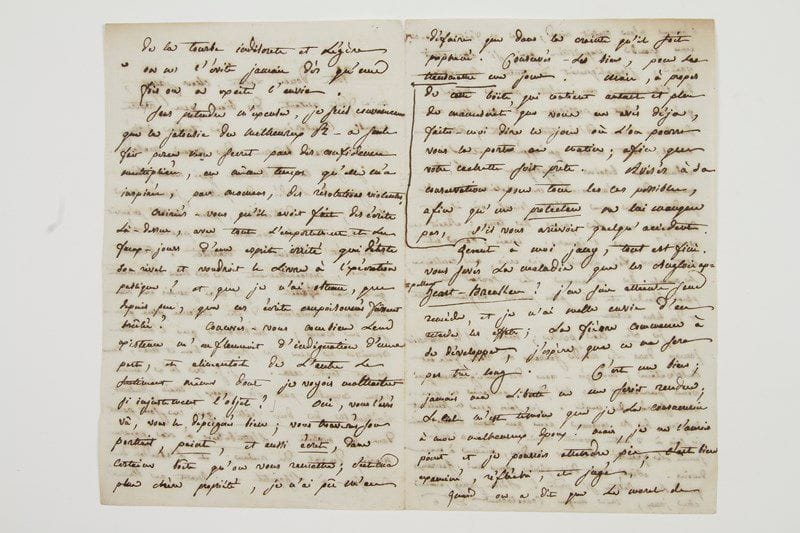 Manon Phlipon, Madame ROLAND (1754-1793) l'égérie des Girondins; femme (1780) de Jean-Marie Roland de la Platière (1734-1793), elle fut guillotinée.Lettre autographe signée de son paraphe, [prison de Sainte-Pélagie mi-octobre 1793], à Jany [surnom du géographe Edme Mentelle]; 4 pages in-8.Très belle lettre, une des toutes dernières, où Madame Roland confie les cahiers de ses Mémoires et le secret de son amour pour Buzot.«Votre douce lettre, cher Jany, m'a fait autant de bien que votre aimable causerie. La tendre pitié est le vrai baume du coeur malade. Je sens la délicatesse qui vous fait répugner à l'idée de publier jamais mon secret; cette délicatesse, pour autrui, m'auroit empêchée de le confier au papier s'il n'eût été deviné et travesti. Quant à moi, personnellement, je ne tiens absolument qu'à la vérité; je n'ai jamais eu la plus légère tentation d'être estimée plus que je ne vaux; j'ambitionne que l'on me connoisse ce que je suis, bien et mal, ce m'est tout un. J.J. [Rousseau] ne m'a jamais paru coupable par ses aveux, mais seulement répréhensible de deux faits, qui ne sont point dans la nature, l'attribution, à la pauvre Marie, du vol du ruban; et l'abandon de ses enfans à l'hopital. Quant au blâme de la tourbe indiscrète et légère, on ne l'évite jamais dès qu'une fois on a excité l'envie». Elle en vient à son amour pour Buzot et à la jalousie de son mari: «Sans prétendre m'excuser, je suis convaincue que la jalousie du malheureux R. [Roland] a seule fait percer mon secret par des confidences multipliées, en même temps qu'elle m'a inspirée, par momens, des résolutions violentes. Croiriés-vous qu'il avoit fait des écrits là-dessus, avec tout l'emportement et les faux-jours d'un esprit irrité qui déteste son rival et voudroit le livrer à l'exécration publique? et que je n'ai obtenu, que depuis peu, que ces écrits empoisonnés fûssent brûlés? Concevés-vous combien leur existence m'enflammoit d'indignation d'une part, et alimentoit de l'autre le sentiment même do