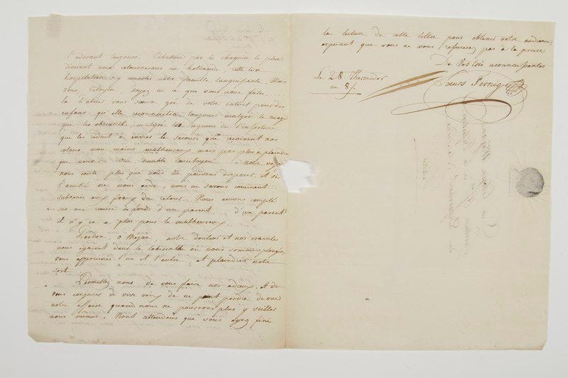Félicité et Théophile Fernig (1770-1841 et 1775-1819) soeurs, elles combattirent à Valmy et à Jemmapes; elles devinrent officiers d'état-major attachés à Dumouriez.Lettre autographe signée «Soeurs Fernig», 28 thermidor VIII (16 août 1800), au citoyen Étienne Méjan, leur «cher et vertueux Concitoyen»; 2 pages et quart in-4, adresse (petite déchirure par bris du cachet).Les «Soeurs Fernig» poursuivent en vain leurs démarches pour obtenir la restitution de leurs biens saisis comme émigrées; mais leurs moyens ne leur permettent plus de rester dans la capitale: «Ainsi donc la misère nous chasse... d'une patrie pour qui nous avons tout sacrifié! Nous partons en l'adorant toujours. Abattues par le chagrin le plus dévorant nous retournerons en Hollande, cette terre hospitalière, y consoler notre famille languissante». Elles comptent sur leur ami sensible pour suivre leur affaire en leur absence. «La Patrie vous saura gré de votre intérêt pour des enfans qu'elle reconnaitra toujours malgré le nuage qui les obscurcit, malgré la rigueur de l'infortune qui les réduit à envier le secours que reçoivent nos colons, non moins malheureux, mais pas plus à plaindre que nous»...On joint une lettre autographe signée de Théophile de Fernig, Nanterre 5 juin 1814, au caissier du Lycée Louis-le-Grand; plus 2 l.a.s. et 1 l.s. de leur frère le général Jean-Louis-Joseph-César de Fernig (1735-1847), 1815-1844.Vente 20 novembre 2002 (n° 77).