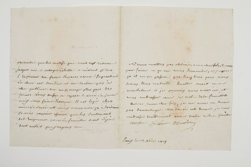 Letizia Ramolino, Madame BONAPARTE (1750-1836) femme (1764) de Charles Bonaparte (1746-1785), mère de l'Empereur Napoléon Ier.Lettre signée «vostra affma Madre», Paris 12 décembre 1809, [à son fils aîné Joseph Bonaparte]; 3 pages in-4 (quelques légères rousseurs).Intéressante lettre relative au divorce de Napoléon, et à la séparation de Louis avec Hortense.«J'ai reçu votre lettre du 15 du mois passé. J'ai pensé qu'il convenoit d'attendre la réponse aux lettres que nous vous avons écrites le Cardinal, Paulette et moi, avant de présenter à l'Empereur celle que vous me recommandez pour nos affaires d'Espagne. Nous attendons tous avec la plus grande impatience cette réponse. J'espère qu'elle sera conforme à mes désirs. Je vous ai dit de quelle manière l'Empereur s'était exprimé à votre égard, je peux ajouter par la présente que les motifs qui vous ont retenu jusques ici d'envoyer Lolotte [Charlotte Bonaparte] n'existent plus. L'Empereur va faire divorce avec l'Impératrice. La chose est décidée et ne tardera pas à être publique: on ne s'occupe plus que des formes. Louis aussi se sépare d'avec sa femme [Hortense], mais sans faire divorce. Il est logé chez moi. Sa santé est moins mauvaise qu'à l'ordinaire. Je crois pouvoir assurer que les sentimens de l'Empereur pour sa famille sont déjà tout autres que jusques ici. Ne vous montrez pas obstiné, mon cher fils. Commencez par faire ce qu'on vous demande, et j'espère qu'il ne se passera pas longtemps que nous serons tous contents»...Ancienne collection Alfred Morrison (2, I, p. 334).