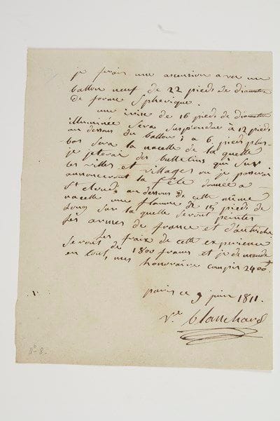 Marie-Madeleine-Sophie Armand, Mme Jean-Pierre Blanchard (1778-1819) femme aéronaute.Pièce autographe signée «Ve Blanchard», Paris 9 juin 1811; 1 page in-4.Rare document sur son ascension en ballon à l'occasion des fêtes du baptême du Roi de Rome (9 juin 1811).«Je ferai une ascension avec un ballon neuf de 22 pieds de diametre de forme spherique. Une irise de 16 pieds de diametre illuminée sera suspendue à 12 pieds au dessous du ballon; a 6 pieds plus bas sera la nacelle de la quelle je jeterai des bulletins qui sur les villes et villages ou je passerai annonceront la fête donnée a St Cloud. Au dessous de cette même nacelle une flamme de 15 pieds de long sur la quelle seront peintes les armes de France et d'Autriche. Les fraix de cette experience seront de 1800 francs et je demande en tout, mes honoraires compris 2400F»...