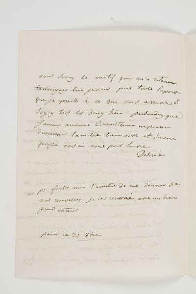 DÉSIRÉE Clary (1777-1860)
Reine de Suède; un temps fiancée à Napoléon Bonaparte, elle épousa (1798) le général Bernadotte, qui devint Roi de Suède et de Norvège en 1818.Lettre autographe signée «Désirée», Paris 21 octobre [1812, à Pierre-Victor Malouet]; 2 pages petit in-4.Belle lettre sur la disgrâce de Malouet [à la suite de son opposition à la Campagne de Russie; à l'administration de la Marine, il était notamment chargé de la coopération maritime avec la Suède et le Danemark].Elle est atterrée par la nouvelle qu'il lui a annoncée le matin: «Je ne reviens pas encore d'un coup aussi imprévu que funeste pour les personnes qui vous sont attachées. Je suis celle qui y perds le plus. Votre départ est un véritable chagrin pour moi, mais j'espere encore que l'empereur reconnaîtra que l'on vous a calomnié auprès de lui, qu'il lui sera aisé de se convaincre que personne ne lui est plus sérieusement dévoué que vous. Je pense à tout le chagrin que doit éprouver Madame de Malouet, si j'avois suivi le premier mouvement de mon coeur j'aurois été de suite chez elle, mais j'ai craint d'aggraver vos peines, vous savez le motif qui m'a retenue»...