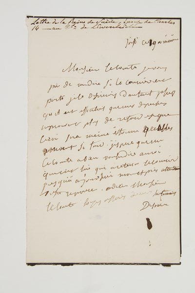 DÉSIRÉE Clary (1777-1860)
Reine de Suède; un temps fiancée à Napoléon Bonaparte, elle épousa (1798) le général Bernadotte, qui devint Roi de Suède et de Norvège en 1818.2 lettres autographes signées «Désirée»; 1 page in-8 chaque, la 1ère avec adresse, la 2e sur papier de petit deuil.18 juillet, à M. Chevrier, notaire à Paris. Elle demande si «on a été voir la campagne en question ou si vous avez été obligé d'écrire à mon frère pour en avoir la permission. Y a-t-il quelque chose de nouveau pour ma maison?»... Elle le prie de prévenir M. de Villeneuve s'il y a une jolie maison à vendre près du boulevard.Joisi [?] ce 19 à minuit, [au comte de Lowenhielm]. «Je vous prie de me dire si le courrier est parti je le desirerois dautant plus qu'il est essentiel que mes depeches neprouvent plus de retard et que le roi sera même étonné quelles arrivent si tard. J'espère que M. le comte a bien voulu dire au roi que c'est lui qui a retenu le courier jusqu'à aujourdhui».... 