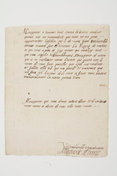 Marguerite de France, duchesse de SAVOIE (1523-1574) fille de François Ier et de Claude de France, elle fut duchesse de Berry, puis duchesse de Savoie après son mariage (1559) avec Emmanuel-Philibert de Savoie (1528-1580).Lettre autographe signée «Marguerite de France», [vers 1550?, à Henri II]; 1 page petit in-fol., adresse «au Roy Monsigneur et frere».Belle lettre à son frère Henri II.«Monsigneur je toujours tant connu la bonne voulonté qu'avés eue an mon androit que rien ne me peut auguemanter l'afection que je de vous faire tres humble servise m'aiant fait cet honneur La Royne [Catherine de Medicis] de me dire ce qui vous a pleu de luy escrire qui m'oblige tant que vous supplie tres humblemant Monsigneur de croire que je ne m'estimeré jamés heureuse que quant jaré le moien de vous faire paroistre par efect ma voulonté et fidelité estre tele que ma parole & m'asurant que me ferés set honneur de le croire je finiré vous baisant tres humblemant les mains»...Ancienne collection Alfred Morrison (t. VI, p. 81).
