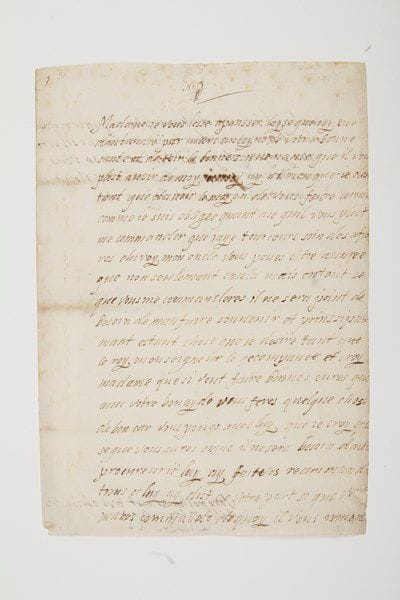 ÉLISABETH DE VALOIS (1545-1568)
Reine d'Espagne; fille d'Henri II et de Catherine de Médicis, mariée en 1559 à Philippe II Roi d'Espagne, elle mourut en couches à 23 ans.Lettre autographe signée «Elizabet», [vers 1560], à sa mère Catherine de Medicis; 2 pages in-fol., adresse «A La Royne» (petite réparation au dos).Belle et rare lettre à sa mère.«Madame je vous lesse a pansser layse que jay eue dantandre par Marc Antoyne [Seghizo, sieur de Bouges, premier écuyer tranchant de la Reine] de votre bonne santé et de voir la bonne souvenance que il vous plest avoir de moy aussy ny atil rien que je desi[re] tant que davoir le moyen de vous faire cervice [...] quant ase quil vous plest me commander que jaye tousjours soin des afaires du roy mon oncle vous poves estre assurée que non seulement en sela mais en tout se que vous me commanderes il ne sera point de besoin de man faire souvenir et prinssipalemant estant chose que je desire tant que le roy monseigneur le recompance et croy madame que si veut faire bonnes eures que avec votre bon ayde vous feres quelque chose de bon»... Elle a donc fait à son mari «vos recommandations et luy ay dist de votre part se que vous maves commandé de quoy il vous remers[ie] tres humblemant et vous suplie de pancer que il ne desire moins vous faire cervice que s'il estoit votre propre fils»...Ancienne collection Karl Geigy-Hagenbach (Marburg, 30-31 mai 1961, n° 755).