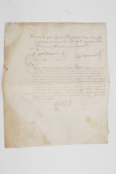 MARIE STUART (1542-1587)
Reine d'Écosse, et Reine de France comme épouse (1558) de François II (1544-1560); elle se remaria (1568) avec Henry Stuart Lord Darnley (1545-1567), puis (1567) avec James Hepburn comte de Bothwell (1534-1578); elle fut décapitée.Pièce signée «Marie», Fontainebleau 23 février 1560 (1561); 2 pages vélin in-fol. (portrait gravé joint).Rare mandat sur le trésor, à la suite de la fin d'un compte (le début manque) signé par son secrétaire Claude Leparchemynier et par son contrôleur général, Luc Provencherd.«Nous Marie par la grace de Dieu Royne d'Escosse douairiere de France certiffions à tous qu'il appartiendra avoir veu veriffié et calculé par le menu les parties et sommes de deniers contenuz au present role par chacun mois contenant quatre vingtz dix sept feuilletz de parchemin escriptz cestuy comprins qui montent & reviennent ensemble pour toute l'annee [...] à la somme de quarante quatre mil huict cens vingt huit livres treize solz neuf deniers tournois que voullons estre passee et allouee à Mr Jaques Girard notre tresorier et rabateur de sa recepte»...Ancienne collection Augustin-Pierre Dubrunfaut (XI, 2 avril 1887, n° 120).