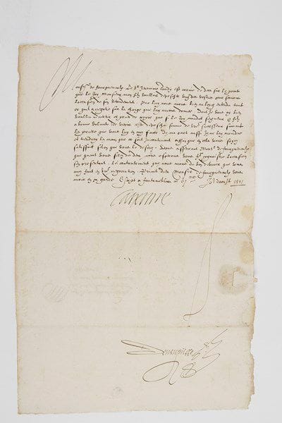 CATHERINE DE MEDICIS (1519-1589)
Reine de France; épouse (1533) d'Henri II (1519-1559), mère de François II, Charles IX et Henri III.Lettre signée «Caterine», Fontainebleau 6 août 1571, à Raymond de Fourquevaulx, «chevalier de l'ordre du Roy monsieur mon filz conseiller en son conseil et son ambassadeur en Espaigne»; contresignée par Nicolas de Neufville; 1 page in-fol., adresse au verso avec sceau sous papier.À l'ambassadeur en Espagne, qui avait demandé son rappel [le 27 février 1572, Fourquevaulx présentera son successeur, Jean de Vivonne, seigneur de Saint-Gouart, à Philippe II; il regagnera la France au mois de mars].«Le Sr Jeronimo Gondy est arrivé de deca sur le point que le Roy monsieur mon filz [Charles IX] voulloit depescher ung des vostres pour scavoir loccasion de son retardement, par luy nous avons bien au long entendu tout ce quil a negotié sur la charge que luy avions donnee, dont je vous ay bien voullu advertir et prier de croyre que si le Roy mondict seigneur et filz a bonne volunté de veoir ceste depesche suivie de votre successeur suivant la priere que vous luy en avez faicte, de ma part aussi je ne lay moindre et tiendray la main que ce soit incontinant affin que en cela vous soyez satisfaict selon que vous le desirez»... Elle termine en l'assurant du «contantement que nous avons du bon debvoir que vous avez faict en votre negociation»...On joint la minute (3 p. in-fol.) de la lettre du 9 juillet 1571 que Fourquevaulx fit porter à la Reine par Jérôme de Gondi: «Jay ung mortel regret de quoy la justice de votre cause ne est embracee pardeca de la chaleur que elle merite, et nest pas de ceste fois seulle que de la part de Voz Majestez a esté faict plainte au Roy cath[olique] des maulvais impudentz et audieulz deportementz de son ambassadeur [Don Francès de Alava], car jay commencé du vivant de la Royne votre fille [Élisabeth de Valois, morte en 1568] et suis le plus estonné du monde que Sa majesté cath[olique] vueille tenir ung ministre près de Voz Majestés lesquel il scait bien v