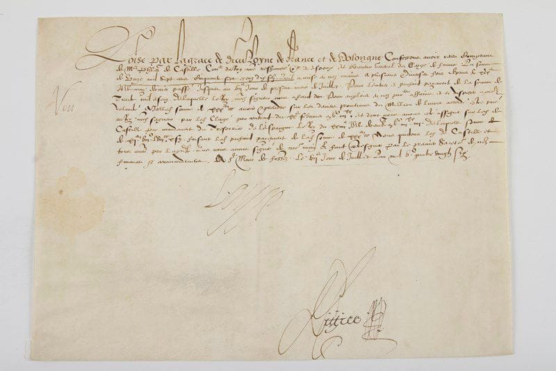 louise de lorraine-vaudémont (1553-1601)
Reine de France; fille de Nicolas de Lorraine comte de Vaudémont et de Marguerite d'Egmont, épouse (1575) d'Henri III (1551-1589).Pièce signée «Loyse», Saint-Maur-des-Fossés 7 juillet 1586; contresignée par Pittier; vélin oblong in-fol.Louise, «par la grace de Dieu Royne de France et de Polongne», reconnaît avoir reçu de Philippes de Castille «conseiller du Roy nostre treshonoré seigneur et espoux [Henri III] et Receveur general du Clergé de France» la somme de 11.757 écus 10 sols en plusieurs fois de mai à juillet, «pour l'entier et parfaict payement de la somme de trente mil escuz de laquelle le Roy nostredit seigneur nous a faict don pour anploier en noz particulieres affaires»... Rare.