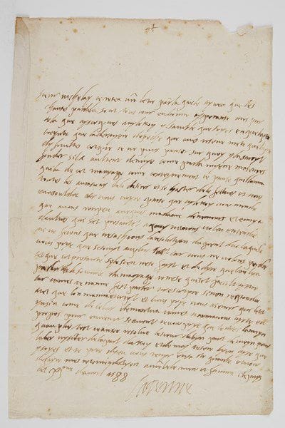 CATHERINE DE MEDICIS (1519-1589)
Reine de France; épouse (1533) d'Henri II (1519-1559), mère de François II, Charles IX et Henri III.Lettre autographe signée «Caterine», Paris 11 avril 1588, à Horatio Rucellai; 1 page in-fol., adresse au verso «Au sieur Ruchelay».Importante lettre relative aux négociations pour le mariage de sa petite-fille Christine de Lorraine avec le Grand Duc de Toscane, Ferdinand Ier de Medicis. [Le mariage, négocié par le banquier florentin Rucellai, homme de confiance du Grand Duc, sera célébré le 30 avril 1589, trois mois après la mort de Catherine.]«Sieur Ruchelay je reseu votre letre [...] ay veu que les chauses pardela sont tousjour en bonne aysperanse mes par cela que ayscripvés à Vyleroy [Villeroy] yl samble que soyés en quelque creynte que la dernyere depeche que aves reseue mete quelque dyficultés cetque je ne puys panser sur quoy yl ce seroyt fonder sil a aultent denvye come par la myene maseures quil a de cet maryage come certeynement je panse quil laura toutes les aucasions de le desirer et se haster de lefectuer et nous enresouldre car vous voyés pour se que Vyleroy vous mende que avons rompeu avecques madame de Nemours et emmy a daultres qui set presantet aquoy ne avons voleu entendre ni ne ferons que ne sachions la resolutyon du grent duc laquele vous prye que se souyt au plus tost car nous ne volons perdre cet que cet presanté sy le sien ne se fayst et de dyre que lon luy prestera la somme du maryage je ne sé qui set peu haystre car comes je nauré fest parler ny escripre sinon respondre a cet que lon maura escript et vous prye nous aseurer que cest ynsin come de celuy de Mantua [Mantoue] jamés n'en aurions aysté en propos pour envenyr si avent je vous prye que teniés la mayn quau plus tost je eusse resolue. Le sieur de Vyn part demeyn pour laler vysiter de la part du Roy et de moy. Je seré byen ayse que y soyés et je prie Dyeu vous tenyr en sa ste guarde et vous de fayre mes recomendatyons à votre bele mere et famme»...Charavay, 1998 (n° 45799)
