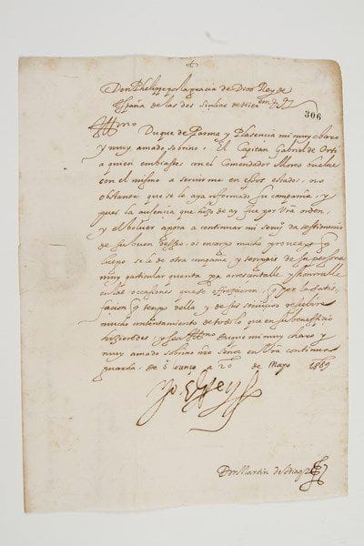 PHILIPPE II (1527-1598)
Roi d'Espagne, fils et successeur (1556) de Charles Quint; il fit quatre mariages.Lettre signée «Yo El Rey», San Lorenzo 20 mai 1589, au Duc de Parme et Plaisance, Alessandro Farnese; contresignée par Don Martin de Adiago; 1 page in-fol., adresse avec sceau aux armes sous papier; en espagnol.Il intervient en faveur du capitaine Gabriel de Ortiz, qui avait été envoyé avec le Commandeur Moreo Guelve «pour me servir dans ces états», et dont la compagnie a été réformée; «comme son présent retour pour me servir rend témoignage de son bon vouloir, je vous charge beaucoup de veiller à ce qu'on lui donne ensuite une autre compagnie, et que vous fassiez de sa personne un cas tout particulier dans toutes les occasions qui se présenteront»...