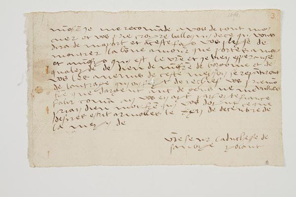 Yolande de France, duchesse de SAVOIE (1434-1478) troisième fille de Charles VII et de Marie d'Anjou, épouse (1452) d'Amédée IX duc de Savoie (1435-1472), auquel elle avait été fiancée en 1436; veuve, elle fut régente du duché pendant la minorité de son fils.Lettre autographe signée «Yolant», Miolles [Miolans] 22 décembre [1474?], au duc de Milan, Galeazzo Maria Sforza; 1 page obl. in-4, adresse au verso à «mon frere le duch de Milan» (petit trou).Très rare lettre autographe à son beau-frère, et beau-père de son fils le duc Philibert, réclamant son aide contre les ennemis de son duché au début de la guerre de Bourgogne.[Régente du duché de Savoie pendant la minorité de son fils Philibert Ier (1465-1482), Yolande le maria en 1474 à sa cousine Bianca-Maria Sforza, fille de Galeazzo Maria et de Bonne de Savoie. La Savoie est impliquée dans la guerre qui commence, et qui oppose les états de Bourgogne à la Confédération suisse.]«Mon frere je me recomande à vos de tout mon cuer et vos prie croyre Vallogny de ce quy vous dira de ma part et aceste foys vos pleyse de montrer la bonne amour que portés à moy et à mon fys quy est le vostre et je bien esperanse qualeyde de Dieu de mon frere de Borgoine [Charles le Téméraire, duc de Bourgogne] et de vos les anemis de ceste meyson se repantiront de loutrage quy on feyt de rechief vos prie mon frere que dargent anc de gens ne me vullies falir comme an vos en ayt parfeyte fiance prian Dieu mon frer qui vos doynt ce que desires»... Et elle signe «vostre seur la duchesse de Savoye Yolant».Les lettres autographes de Yolande de France sont de la plus grande rareté, les grandes collections (Bovet, Morrison, Rothschild...) ne possédant que des lettres signées.Vente Huit siècles de l'histoire de l'Europe (27 novembre 2008, n° 33).