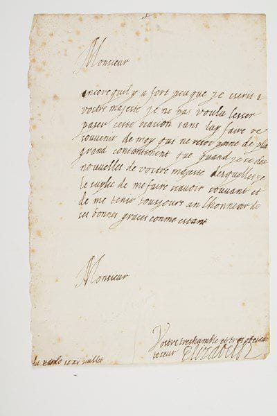 ÉLISABETH DE FRANCE (1602-1644)
Reine d'Espagne; fille aînée d'Henri IV, elle épousa en 1615 Philippe IV d'Espagne (1605-1665).Lettre autographe signée «Elizabeth», du Pardo 12 juillet, à son frère Louis XIII; 1 page in-fol., et feuillet d'adresse «Au Roy Monsieur mon frere» avec restes de sceaux de cire rouge.Belle lettre à son frère Louis XIII. «Monsieur encore quil y a fort peu que je escrit a vostre majesté je ne pas voulu lesser paser ceste ocasion sans luy faire resouvenir de moy qui ne resoi point de plus grand contantement que quand je sé des nouvelles de vostre majesté desquelles je le suplie de me faire scavoir souvant et de me tenir tousjours an lhonneur de ses bonnes graces comme estant Monsieur Vostre treshumble et tres obeisante seur»...Charavay.
