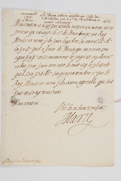 MARIE DE MEDICIS (1573-1642)
Reine de France; fille de François Ier de Médicis, Grand-Duc de Toscane, et de Jeanne d'Autriche, elle fut (1600) la seconde femme d'Henri IV, et la mère de Louis XIII.Lettre autographe signée «Marie», Paris 20 novembre 1627, à «mon cousin le Cardinal de Richelieu»; 1 page in-4, adresse au verso avec cachets de cire rouge aux armes sur lacs de soie rose.Sur la capture de Walter Montaigu, agent de Buckingham. «Mon cousin je nay pas voulu arester un moment ce porteur qu'envoye le sr de Bourbonne au Roy Monsieur mon filz pour luy dire la nouvelle de la prise quil a faite de Montegu avec tout son equipage et les memoires et papiers. Jay donné ordre pour faire arriver le tout icy le plus tost quil sera possible sur quoy jattendré ce que le Roy Monsieur mon filz aura agreable qui soit fait»...