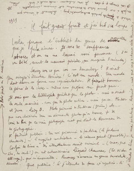 Jean COCTEAU (1889-1963). 12 L.A.S., 1925-1936, à Gaëtan Fouquet; 15 pages la plupart in-4, 2 enveloppes autographes.{CR}Très belle correspondance à l’ami de Jean Bourgoint (qui inspirera, avec sa sœur, Les Enfants terribles). Elle débute alors que Cocteau suit une cure de désintoxication à la Clinique des Thermes urbains en mars-avril 1925.
16 mars 1925. Il tient à le rassurer quant à ses rapports avec Jean Bourgoint: «Le bel amour laisse tout à sa place. Il n’y a que les ravisseurs qui volent. Moi je me propose d’augmenter, si possible, cette amitié de Jean pour vous. L’amour c’est la multiplication du cœur. [...] Soyez calme et aimez moi comme je vous aime à travers Jean»... 4 avril. Il le remercie pour son bouquet de fleurs, «une merveille pour l’œil et pour le cœur: mon grand-père qui avait un chic prodigieux portait à la campagne un costume de tussor rose, un chapeau de paille noir, une lavallière à pois, une ombrelle doublée de soie verte et toujours des primevères à la boutonnière ou à la main. Il les cueillait sur notre pelouse. Les pâquerettes doubles me ramènent au Pré-Catelan; on me louait un “tricycle”, à 4h. on buvait du lait tiède au milieu d’un charivari de cacatoès. Mais vous êtes fou. Je blâme les cadeaux. Vous m’avez donné votre amitié qui contient toutes les primevères et toutes les pâquerettes. [...] Surveillez bien mon ours [Jean Bourgoint], que les abeilles ne le piquent pas, qu’il ne monte pas sur les branches trop hautes»... – «Ne croyez pas utile de répondre à réponse […] Je vous écris par pur plaisir et à 7h. du matin comme Balzac (non Balzac c’était la nuit et avec du café) – comme Buffon»… Jean ne lui raconte rien et se contente de lui tirer les cheveux. Il est intrigué par «le jeu de Rossinante»; quand ils seront à Villefranche, «vous danserez avec les marins américains qui ont des jolis lacets sur les fesses. Je m’embête à périr. Représentez vous pauvre ange sans ailes en pyjama rouge seul devant un azalée de Poulenc. Et quand j’i