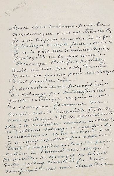 George SAND. L.A.S. «George Sand», [Nohant] 25 mai 1854, à Sophie Bascans; 4 pages in-8 à l’encre bleue.{CR}Importante lettre sur sa fille Solange, le ménage Clésinger, et sa petite-fille Jeanne dite Nini; la lettre est adressée à la directrice du pensionnat où avait été élevée Solange.
Elle la remercie des nouvelles qu’elle lui transmet. «Je suis toujours sans savoir ce que Clésinger compte faire, mais je crois qu’il me ramènera Nini, puisqu’il ne l’a pas mise à Besançon.  Il est fort possible qu’il ne soit pas assez d’accord avec ses parens pour les charger d’en prendre soin. Je continue à ne pouvoir écrire à Solange [que] par l’intermédiaire qu’elle m’indique et qui ne me rassure pas. Comment son mari s’est-il emparé de toute sa correspondance?  Il se servirait contre elle du moindre sermon maternel, et d’ailleurs Solange n’aime pas les remontrances et ne les écoute pas. Je ne peux cependant pas approuver tant d’imprudences, tant de provocations à l’humeur irascible qui menace de se changer en haine. Entre ces deux écueils, il faudrait m’enfermer dans une réserve dont la froideur lui serait plus pénible que mon silence. Et puis, je vous avoue qu’en présence d’une lutte où rien de part ni d’autre ne suit la logique naturelle, ni en bien ni en mal, je ne sais comment la conseiller pour ses affaires. J’attends des renseignemens que je n’ai pas encore reçus, sur les projets de procès de Cl. [Clésinger] si tant est qu’il ait des projets. Je crois que son but principal est d’effrayer, de menacer, et par là de se dispenser de payer une pension. Je ne puis le croire assez ennemi de lui-même pour faire un scandale qui retomberait sur lui à moitié. Et pourtant si Solange provoque cet acte de folie, en courant après sa fille, ou en affichant des relations qu’il incrimine, on ne peut répondre de rien. Rien n’est encore en péril du côté de Nini, et comme il m’a dit qu’au plus tard il me la ramènerait à la fin du mois, comme elle est chez une femme que je ne connais pas, 