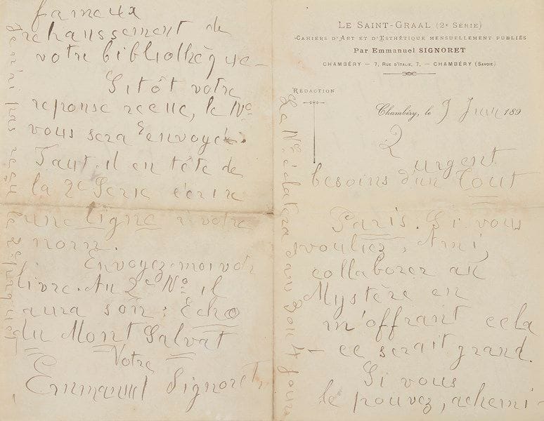 Emmanuel SIGNORET (1872-1900) poète. 20 L.A.S., 1895-1899 au poète et critique d’art Achille Segard; 80pages formats divers, plusieurs à en-tête Le Saint-Graal, quelques enveloppes (nombreuses mouillures, parfois fortes, avec fentes, et quelques déchirures). {CR}Importante et rare correspondance du poète, sur sa vie misérable, sa poésie et les difficultés de parution de sa revue Le Saint-Graal, qu’il a fondée seul en 1890.
1895. Chambéry [5 mai]: «J’ai laissé Paris au Printemps qui – sans doute, en ce moment, envahit ses jardins et ses squares brillamment et livre au miroir des bassins la gerbe d’étoiles des lilas. Ici, c’est plus mystérieux encore et plus sauvagement beau. […] Les charmes des Charmettes sentent le ciel. Puis il y a les lacs où je me vois – pâle de mes tristesses célestes». Mais il a quitté Paris avec des chaussures percées: «Je suis nu-pieds comme les dieux. […] Avant de ranimer la riante flûte de Théocrite et cette grande Lyre mystérieuse que je tiens peut-être des hautains Faiseurs d’Épopées psychiques de la race aryenne», il demande d’urgence l’envoi de 5 francs… – Il envoie Daphné, et en attend «le frêle prix commercial», grâce auquel il pourra retirer ses chaussures réparées: «Les poètes lyriques ne chaussent point le cothurne […] Pauvres poètes exilés que nous sommes, languissants loin de la patrie […] Je travaille. Ces gouffres d’horizons m’élargissent l’âme»… Il demande l’envoi d’un pantalon et d’un veston ne servant plus… 31 mai. Le colis annoncé s’est égaré: «On néglige fort, dans ces villes d’eau – les humbles vagabonds sacrés […] Je mène l’œuvre d’une main harmonieuse et forte – avec une lenteur rapide»… 9 juin: «Comme je veux que ce soit à l’improviste que – soudain – la foudre sonne aux cloches attendez pour faire voler le silence [en] éclats d’avoir reçu le N° qui est là, tout prêt – gerbe de lilas spirituels dont les parfums profonds vont ravir les seuls anges!» Il réclame le montant de l’abonnement. «La revue, dans cette 2e sé