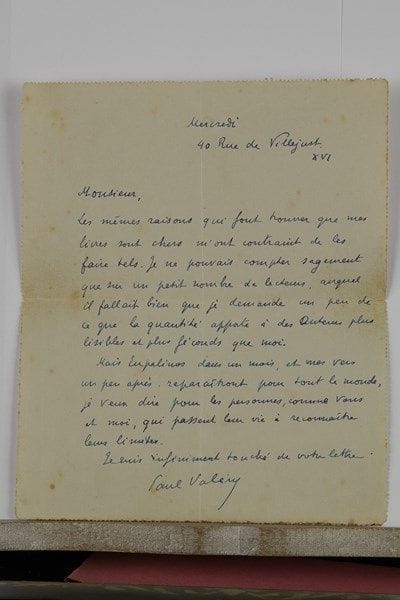 Paul VALÉRY (1871-1945). L.A.S., Mercredi [16 octobre 1924], à H.R. Joute, maître d’internat au collège de Meaux; 1 page in-8, adresse. {CR}«Les mêmes raisons qui font trouver que mes livres sont chers m’ont contraint de les faire tels. Je ne pouvais compter sagement que sur un petit nombre de lecteurs, auquel il fallait bien que je demande un peu de ce que la quantité apporte à des auteurs plus lisibles et plus féconds que moi. Mais Eupalinos dans un mois, et mes autres vers un peu après, reparaîtront pour tout le monde, je veux dire pour les personnes comme vous et moi, qui passent leur vie à reconnaître leurs limites»…
