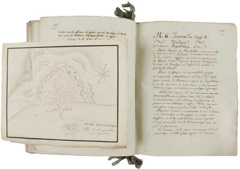 Armée du Nord. Manuscrit, Journaux des sieges des places d’Ypres, Nieuport, L’Ecluse, Bois-le-Duc Crevecœur Veule & Nimegue, [1794] ; un volume broché petit in-4 formé de 7 cahiers cousus liés de rubans verts, formant 148 pages, plus 3 plans dépliants sur feuilles volantes. {CR}Journaux des sièges livrés en 1794 par l’Armée du Nord.
Ce volume contient la copie de rapports faits par divers officiers, dont Jean-François Dejean (1749-1824), chef de brigade, puis général commandant le génie, et le général Joseph Sauviac (1757-1817), commandant le génie à Bois-le-Duc et Crèvecœur. Chaque journal expose succinctement les préparatifs, l’attaque et la reddition; il fournit des états nominatifs d’officiers et adjoints du génie employés aux sièges, et des précisions sur les armements, les tranchées et les pertes humaines; chaque journal livre d’intéressantes «observations» en guise de conclusion. Sont joints les plans à la plume et encre rouge d’Ypres, Nieuport et Nimègue.
Reproduction page 118