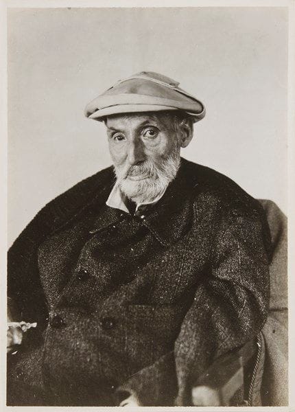 Pierre RENOIR (1885-1952) comédien. L.A.S., juin 1932, à Louis Jouvet; 1 page in-12 au dos d’une photographie de son père Auguste Renoir (16,5x12 cm, tirage gélatino-argentique). {CR}Belle photographie d’Auguste Renoir âgé, coiffé d’une casquette, avec cet envoi au dos par son fils: «Mon petit Louis. C’est mieux que le sentiment de la collaboration ou l’amitié c’est l’esprit de fraternité qui me lie à toi. Alors voici le portrait du père Renoir»...
Reproductions page précédente