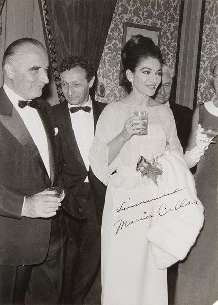 Maria CALLAS (1923-1977) la grande soprano. Photographie avec dédicace autographe signée; 23,5x17cm. {CR}Belle photographie de la cantatrice habillée de blanc dans une réception, avec Georges Pompidou et Jean-Louis Barrault à ses côtés: «Sincèrement Maria Callas».
Reproduction page 2