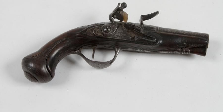 Petit pistolet de voyage à silex.
Canon rond à pans au tonnerre. Platine et chien à col de cygne à corps plat gravé. Garnitures en fer découpé gravé. Crosse en noyer en partie sculptée. Baguette en bois.
A.B.E. Vers 1760- 1780