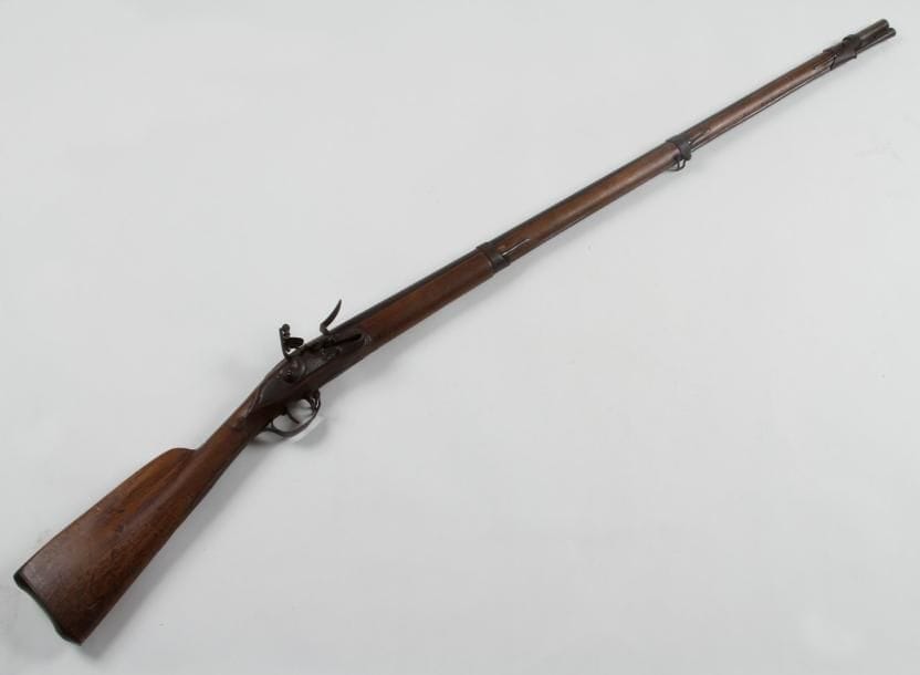 Fusil de chasse à silex.
Canon rond à méplats au tonnerre. Platine signée «Le Comte à Châteaudun» et chien à corps rond. Garnitures en fer découpé. Crosse en noyer. Baguette en fer.
A.B.E. Vers 1780. (vis de queue de culasse postérieure)