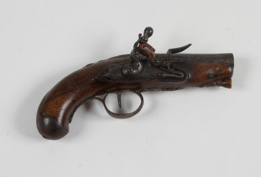 Pistolet de voyage à silex.
Canon rond à méplat au tonnerre. Platine et chien col de cygne à corps ronds. Garnitures en fer découpé. Crosse en noyer. Baguette en bois.
A.B.E. Vers 1780